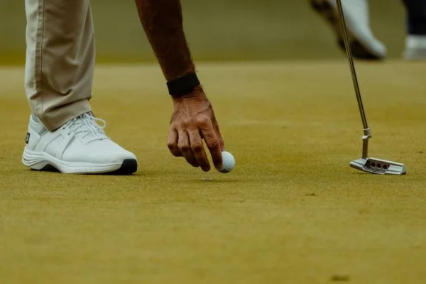 professional golfer putting